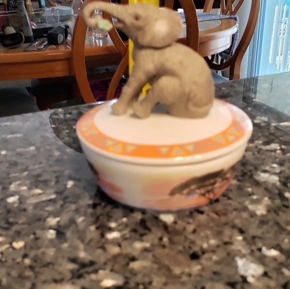 Lenox baby elephant music Box - Picture 10 of 17